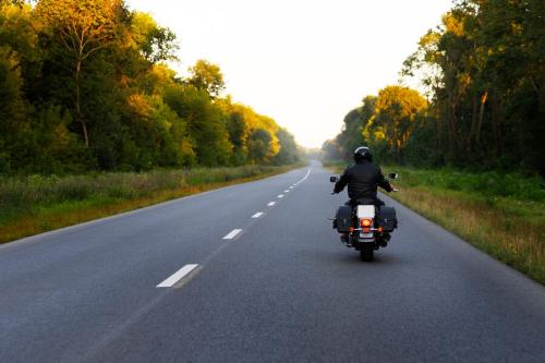 homme-plein-plan-moto 23-2150810248